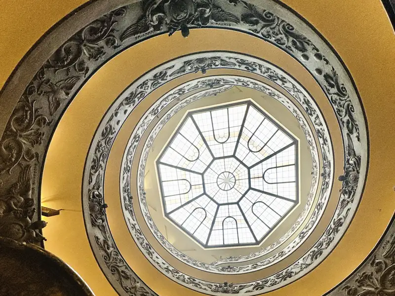 Die kunstvoll gearbeitete Wendeltreppe in den Vatikanischen Museen, die wir auf unserer Singlereise nach Rom besuchen.