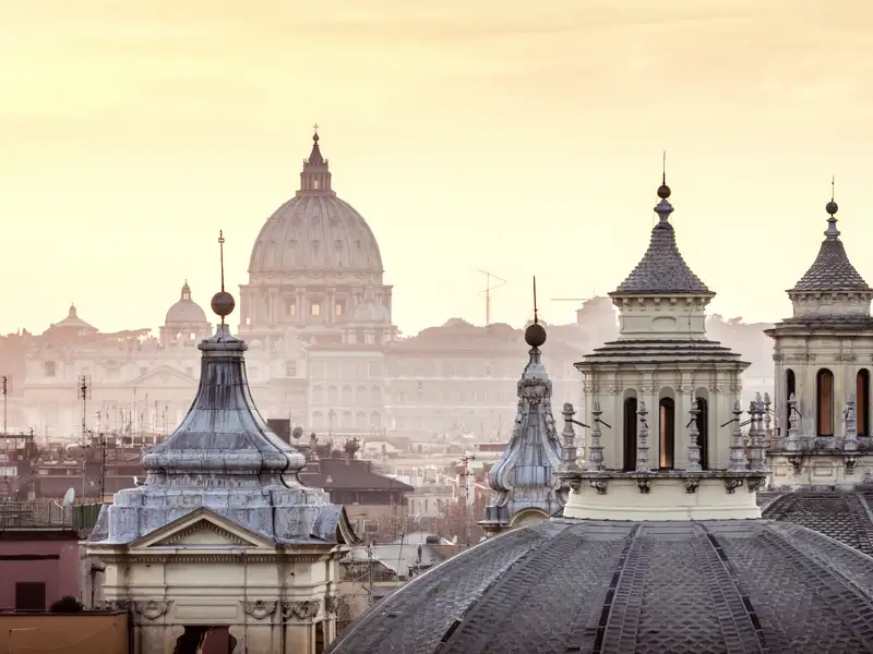 Panoramablick über die Dächer von Rom mit der Peterskirche im Hintergrund