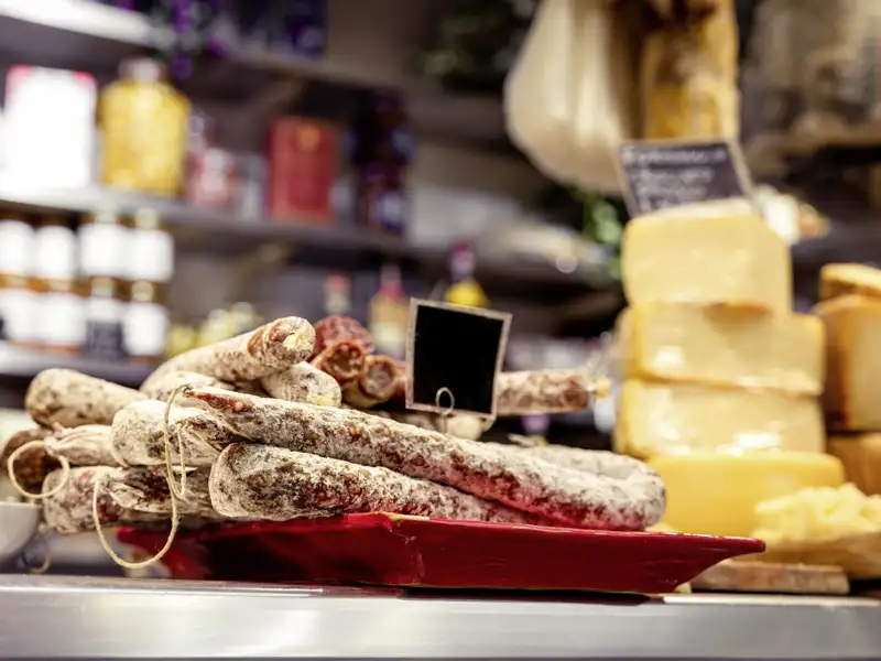 Kunst und Küche ist in Italien immer ein Genuss - in Florenz noch viel mehr! Daher gönnen wir uns auf unsererToskana-Reise in Florenz nicht nur die edlen Gemälde, sondern schauen auch in der Markthalle vorbei mit all ihren köstlichen Verführungen.