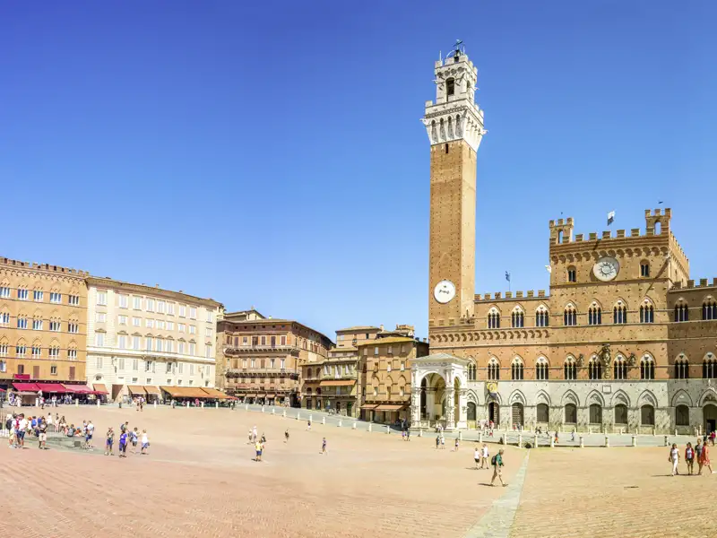Ein Muss bei unserem Stadtrundgang durch Siena: die muschelförmige Piazza del Campo mit ihrer beeindruckenden Architektur.