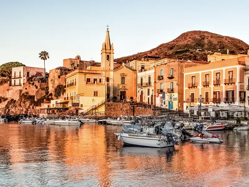Auf unserer Studiosus-Reise auf die Äolischen Inseln verbringen wir einige Nächte auf Lipari. Wie wäre es nach der Tour über die Insel mit einem Bummel am Hafen entlang?