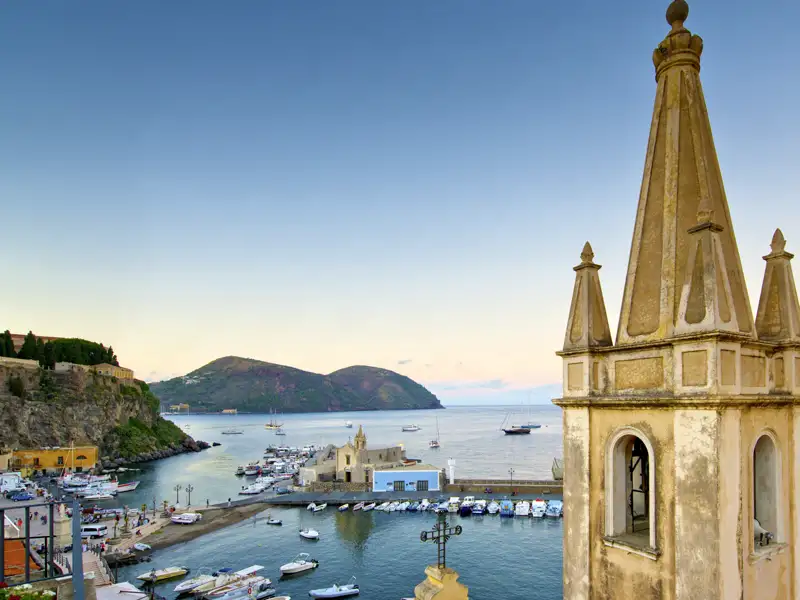 Auf unserer Studiosus-Reise für Singles und Alleinreisende zu den Äolischen Inseln kommen wir auch nach Lipari. Hier können wir in der Marina Corta eine Pause einlegen.