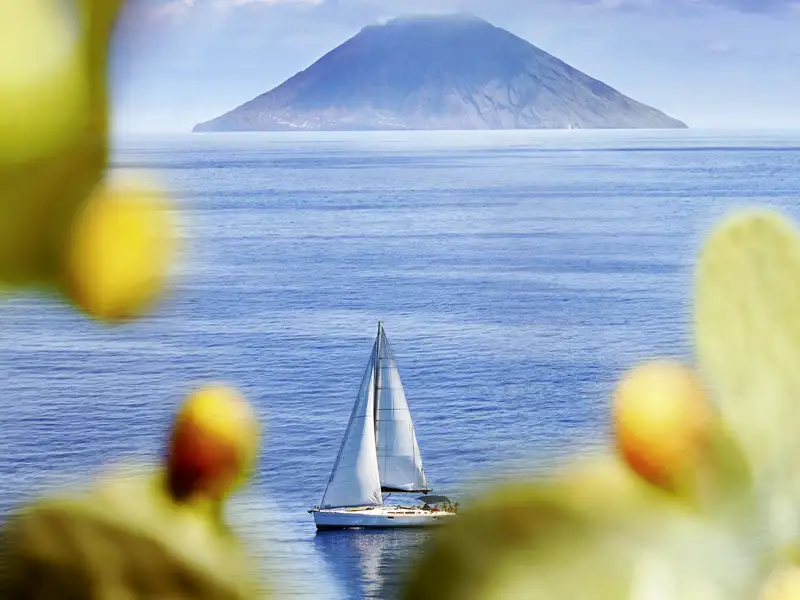 Ein Highlight auf unserer Studiosus-Reise für Singles und Alleinreisende auf die Äolischen Inseln ist der Stromboli. Immer wieder erhaschen wir beeindruckende Blicke auf diesen aktiven Vulkan.