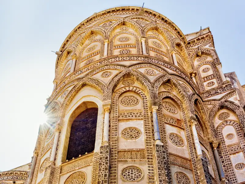 Die normannische Architektur mit ihren kunstvollen Steinmetzarbeiten und Bögen bewundern wir auf unserer Singlereise nach Sizilien.