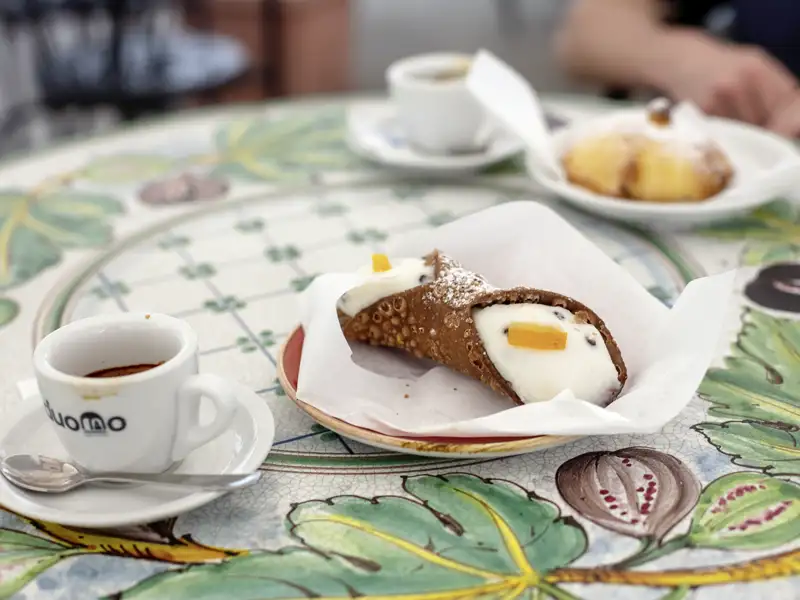 Ein Cannolo mit Ricottafüllung und dazu ein Espresso - das und mehr können wir auf unserer Singlereise nach Sizilien genießen.