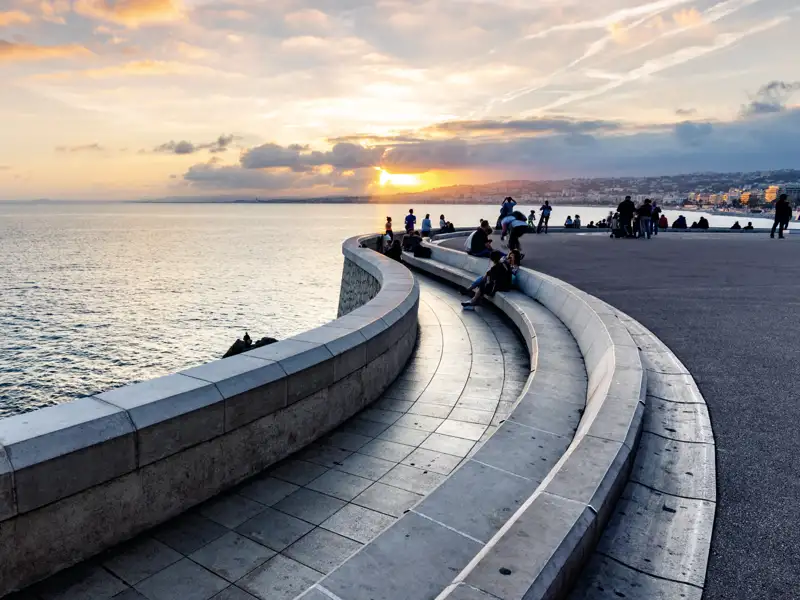 An der Strandpromenade in Nizza eröffnen sich zu jeder Jahreszeit spektakuläre Blicke auf das Mittelmeer. Auf der me&more-Reise für Singles und Alleinreisende verbringen wir vier Nächte an der Côte d'Azur über Silvester.