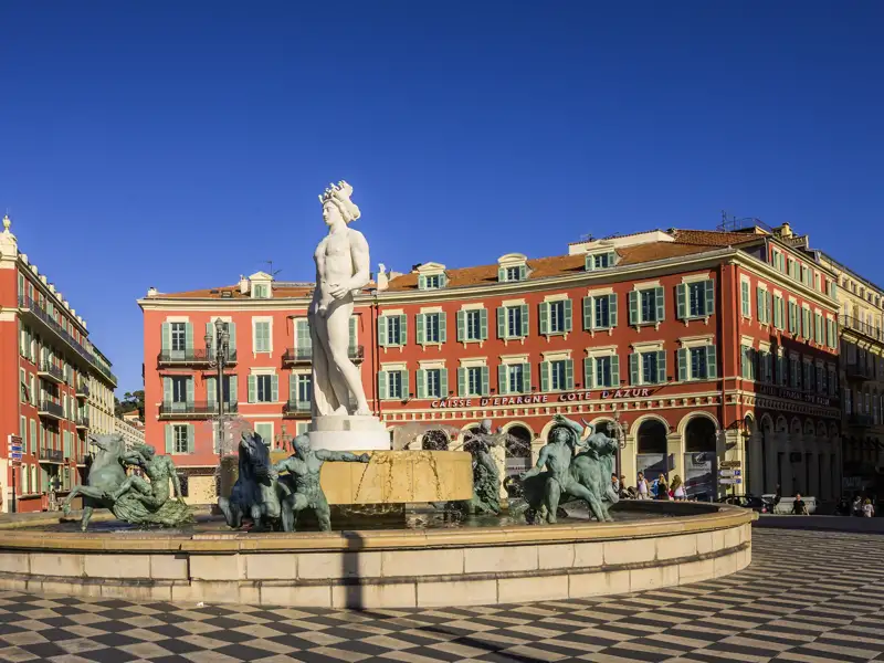 Folgen Sie auf unserer Studiosus-Reise für Singles und Alleinreisende über Silvester an die Côte d'Azur Ihrer Studiosus-Reiseleitung zur Place Masséna, wo Nizzas Herz schlägt.