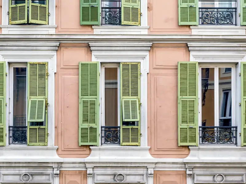 Auf unserer Silvesterreise für Singles und Alleinreisende an die Cote d'Azur wohnen wir in Nizza. Hier spazieren wir durch die Altstadt mit ihren typischen Fassaden in warmen Farben und den bunten Fensterläden.