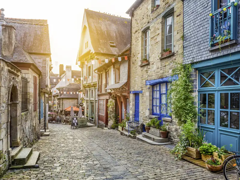 Auf unserer Singlereise lernen wir die Bretagne mit ihren typischen kleinen Dörfern kennen, wo die alten Steinhäuser dicht an dicht in den Gassen stehen. Besonders schön: die Morgenstimmung in einem bretonischen Dorf.