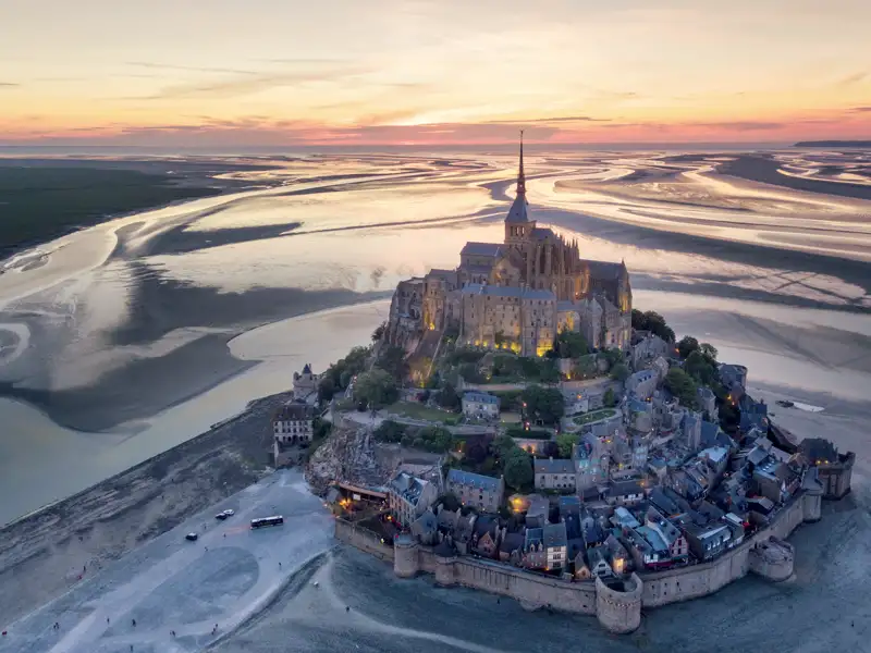 Ein Highlight der Bretagne im wahrsten Sinne des Wortes, Mont St-Michel, besuchen wir zu Beginn unserer Reise für Singles und Alleinreisende. Der Blick von oben auf Watt und Meer ist überwältigend.