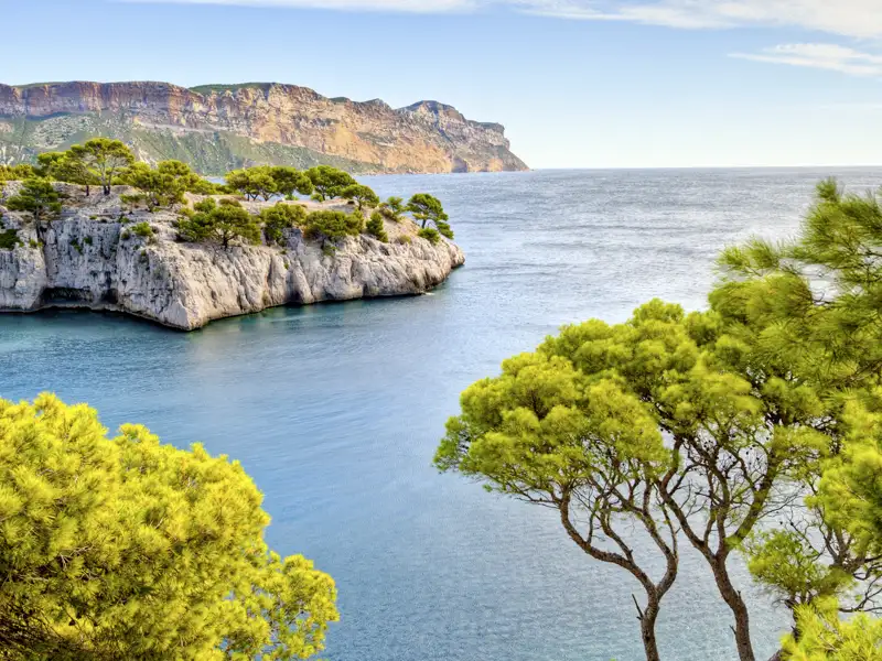 Die fjordartigen Buchten der Calanques, die sich zwischen Marseille und Cassis erstrecken, entdecken wir auf unserer me&more-Reise für Singles und Alleinreisende auf einer Bootstour.
