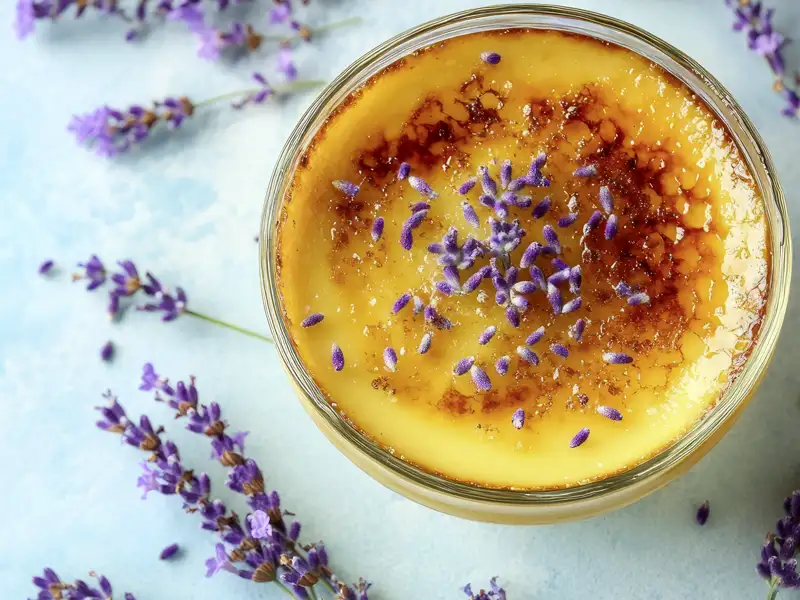 Auf Ihrer Rundreise für Singles und Alleinreisende durch Frankreich kommt auch die Kulinarik nicht zu kurz. Ob es zum Dessert auch einmal Crème Brulée gibt?