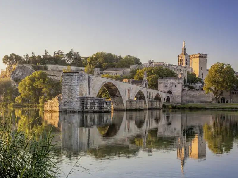 Ihre Studiosus-Reiseleitung zeigt Ihnen während Ihrer Rundreise für Singles und Alleinreisende durch die Provence in Avignon natürlich auch die berühmte Brücke.