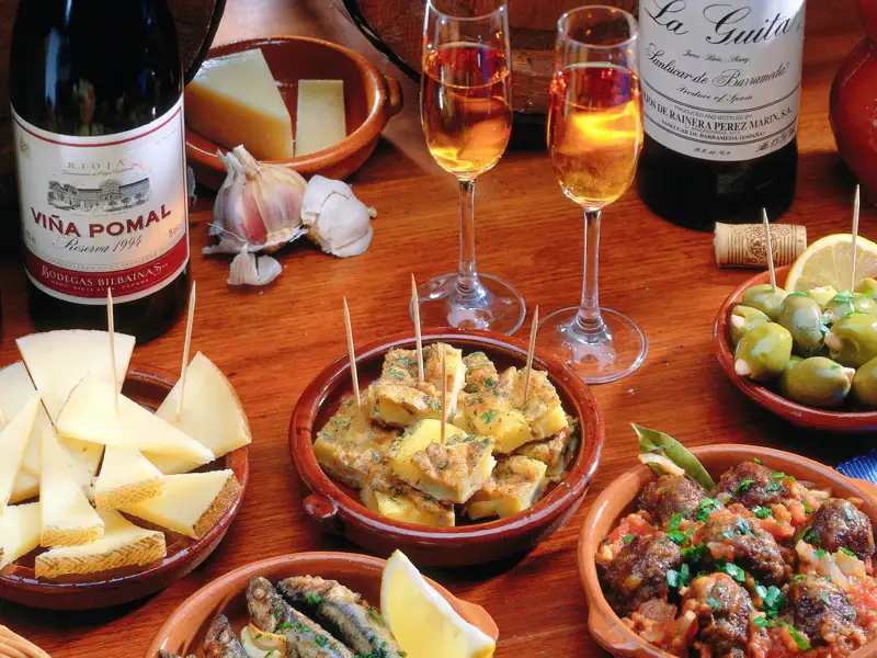 Auf unserer Rundreise durch Andalusien haben wir immer wieder Gelegenheit, uns an der spanischen Küche mit Tapas wie Tortilla Española, Sardellen oder Fleischbällchen zu erfreuen.