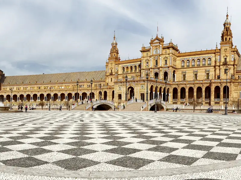 In Andalusiens Hauptstadt Sevilla beeindruckt uns die Plaza de España mit ihrer aufwendigen Architektur.