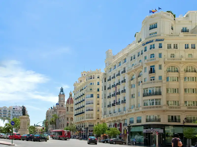 Während unserer me & more-Silvesterreise nach Valencia verbringen wir vier Nächte mitten im Herzen der Stadt gelegenen Hotel Meliá Plaza. Zur Kathedrale, zur historischen Seidenbörse und zum Mercat Central sind es nur wenige Gehminuten.