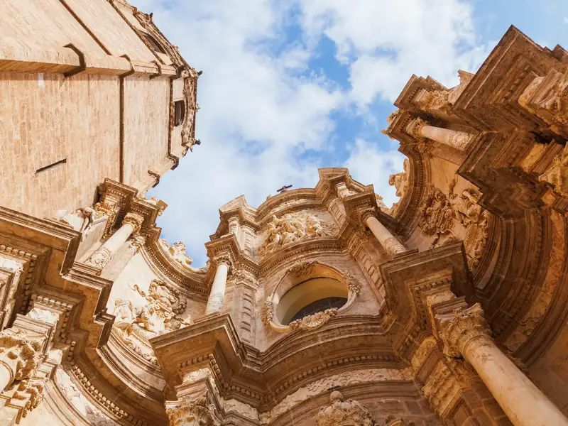 Auf dieser Gruppenreise für Singles und Alleinreisende über Silvester lernen Sie die Schätze von Valencia, Spaniens drittgrößter Stadt, kennen, unter anderem die Kathedrale.