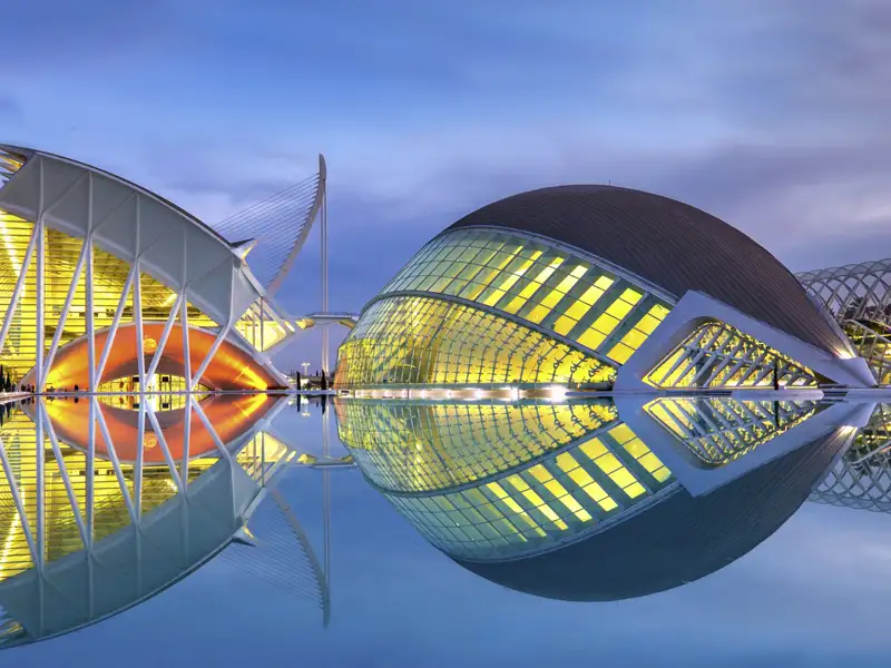 Auf unserer Silvesterreise nach Valencia beeindrucken die beleuchteten Gebäude der Stadt der Künste und der Wissenschaften; hier in der Abenddämmerung.