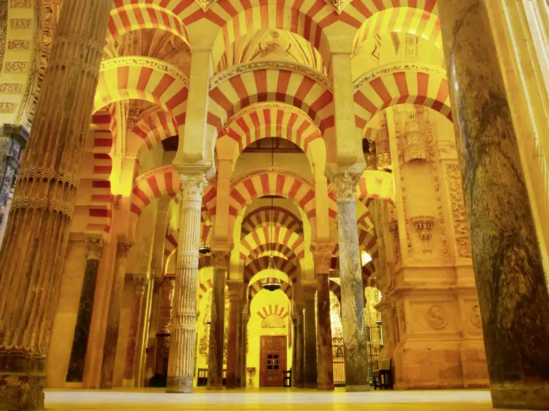 Auf unserer Silvesterreise durch Andalusien entdecken wir eines der bedeutendsten Bauwerke islamischer Architektur in Europa: die Mezquita in Córdoba, einst Hauptmoschee der Kalifen und heute Kathedrale und UNESCO-Weltkulturerbe.