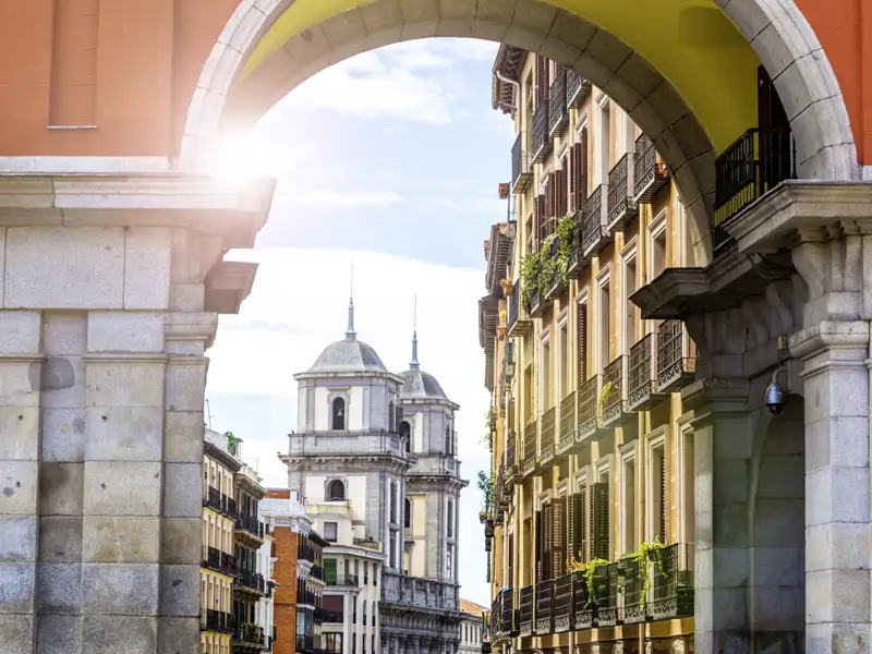 Auf unserer me & more-Silvesterreise nach Madrid entdecken wir die faszinierende Altstadt der spanischen Hauptstadt – eine lebendige Mischung aus Geschichte, Kultur und modernen Stadtvierteln.