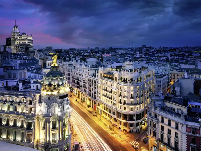 Nach spannenden Museumsbesuchen und einem Stadtrundgang durch die Altstadt mit Studiosus-Reiseleitung bleibt auf unserer me & more-Silvesterreise ausreichend Zeit für eigene Erkundungen. Spazieren Sie über Madrids prachtvolle Boulevards, erkunden Sie weitläufige Plätze und schlendern Sie durch die charmanten, verwinkelten Gassen.