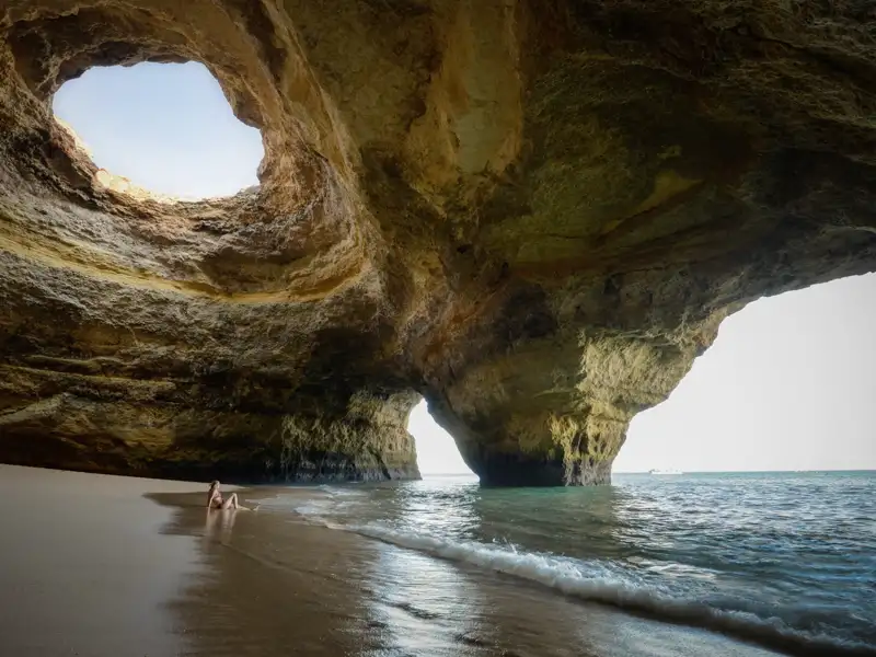 Auf unserer Singlereise an die Algarve erleben wir die grandiose Natur wie diesen Strand in einer Meereshöhle mit Blick auf das Meer.