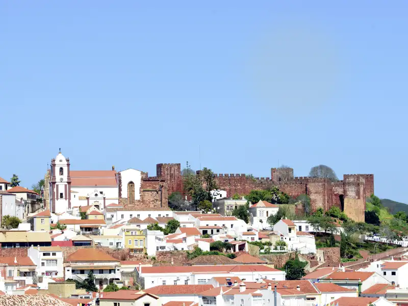 Auf unsere Singlereise an die portugiesische Algarve betrachten wir das Panorama von Silves mit der historischen Burg und der Stadt im Vordergrund.
