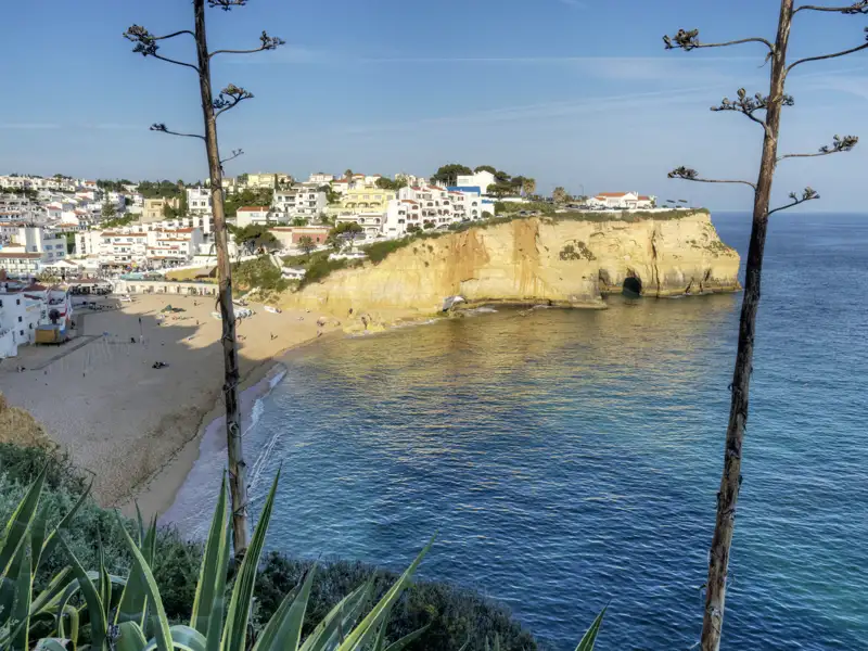 Auf unserer Singlereise an die Algarve sehen wir malerische Dörfer wie hier, direkt auf einer Klippe über dem Meer gelegen.
