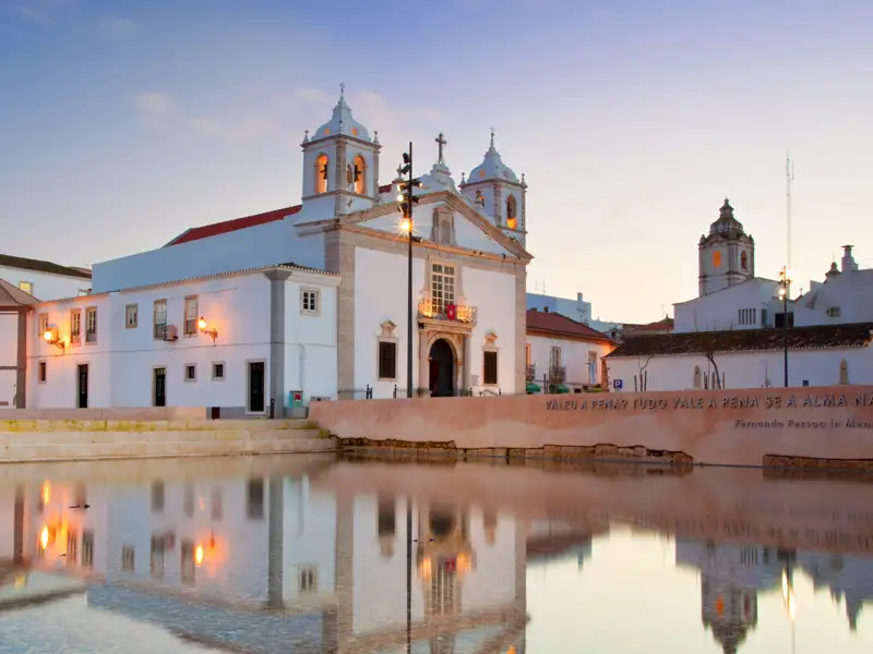Auf unserer Singlereise an die Algarve genießen wir die Abendstimmung zum Beispiel bei der Kirche St. Maria in Lagos.