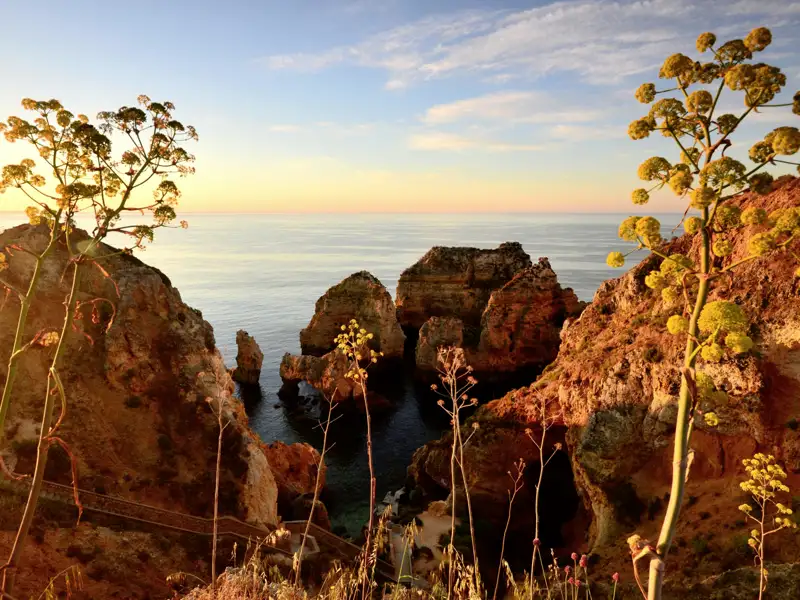 Auf unserer Singlereise an die Algarve können Frühaufsteher spektakuläre Bilder vom Sonnenaufgang über der Felsenküste machen.