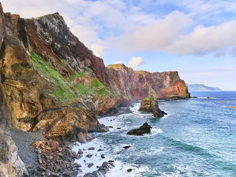 Auf unserer Singlereise nach Madeira über Silvester erleben wir die raue Atlantikküste mit buntem Küstengestein und Wellen.