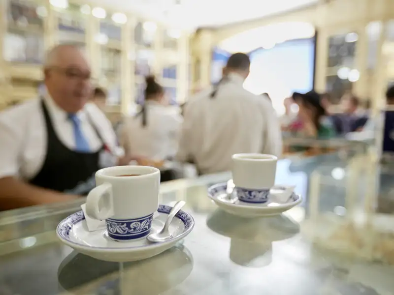 Auf unserer Silvesterreise nach Lissabon gönnen wir uns Pausen mit einer Bica.