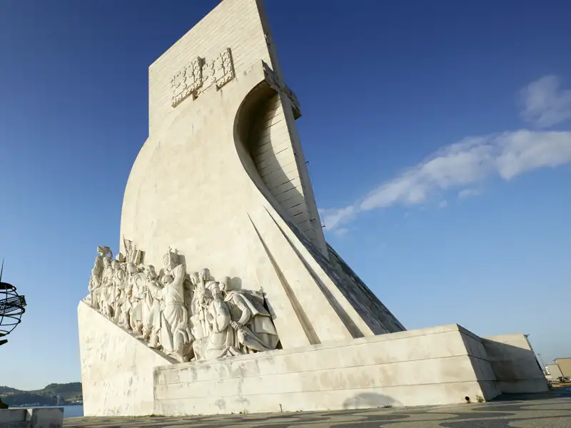 Auf unserer Städtereise Lissabon kommen wir nach Belem. Von hier aus fuhren die Weltentdecker wie Vasco da Gama auf ihren Segelschiffen ins ungewisse. Während der Salazar Diktatur wurde ihnen dieses Monument errichtet.