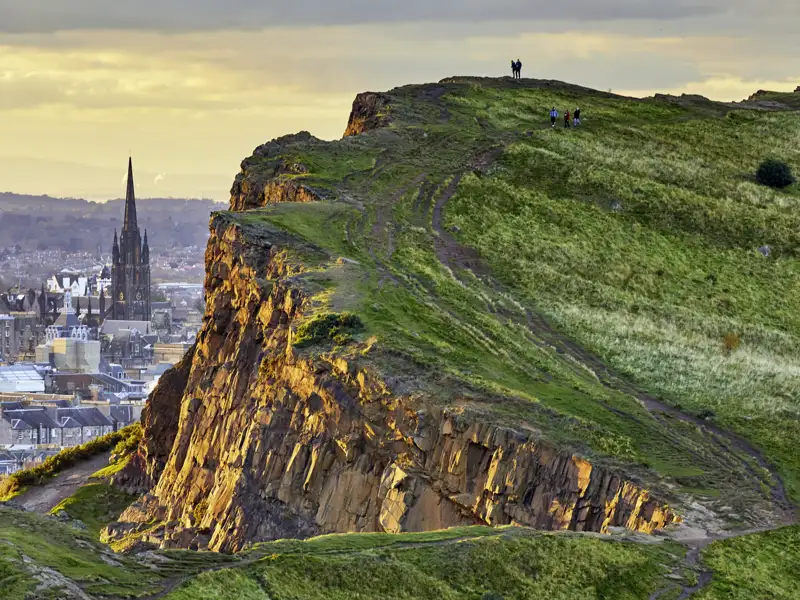 Der Charme von Edinburgh, eine Station unserer Singlereise durch Schottland, besteht darin, dass man vom urbanen Stadtzentrum mit seinen grauen Häusern sehr schnell im Grünen ist.