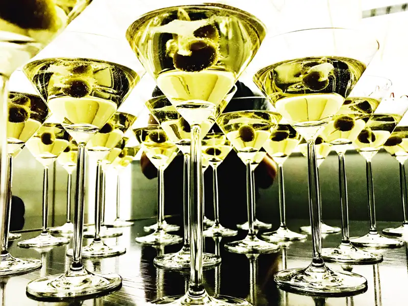 Das Silvester-Dinner auf einem Themseboot können wir mit einem Martini eröffnen, bevor wir das neue Jahr in London während unserer Silvesterreise für Singles und Alleinreisende begrüßen.