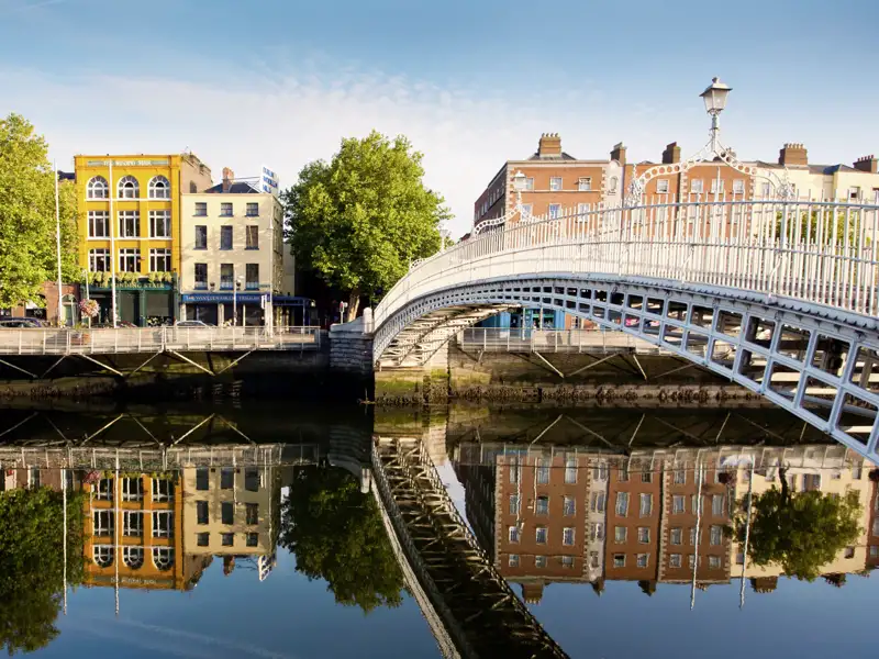 Auf dem Rundgang durch Dublin während unserer Silvesterreise für Singles und Alleinreisen sehen wir die Wahrzeichen der Hauptstadt, hier die Half Penny Bridge über dem Fluss Liffey.