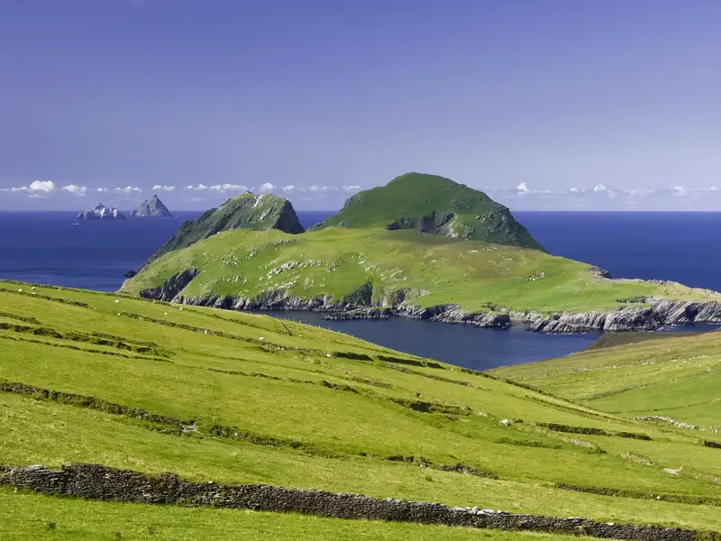 Auf unserer Rundreise für Singles und Alleineisende um die Grüne Insel sehen wir vor der Küste des County Kerry bei gutem Wetter vielleicht die Skellig-Inseln.