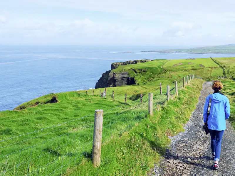 Auf unserer Rundreise in Irland für Singles und Alleinreisende bestaunen wir die Cliffs of Moher und unternehmen einen Spaziergang auf gesicherten Wegen am Klippensaum. Bei klarem Wetter sehen wir die Bucht von Galway.