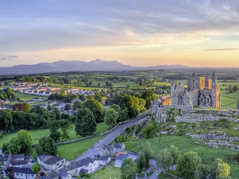 Immer einen Besuch wert: der ehemalige Königssitz und Kirchenfelsen Rock of Cashel im County Tipperary, auch Irlands Akropolis genannt, dem auch wir uns auf unserer Reise für Singles und Alleinreisende nicht entgehen.