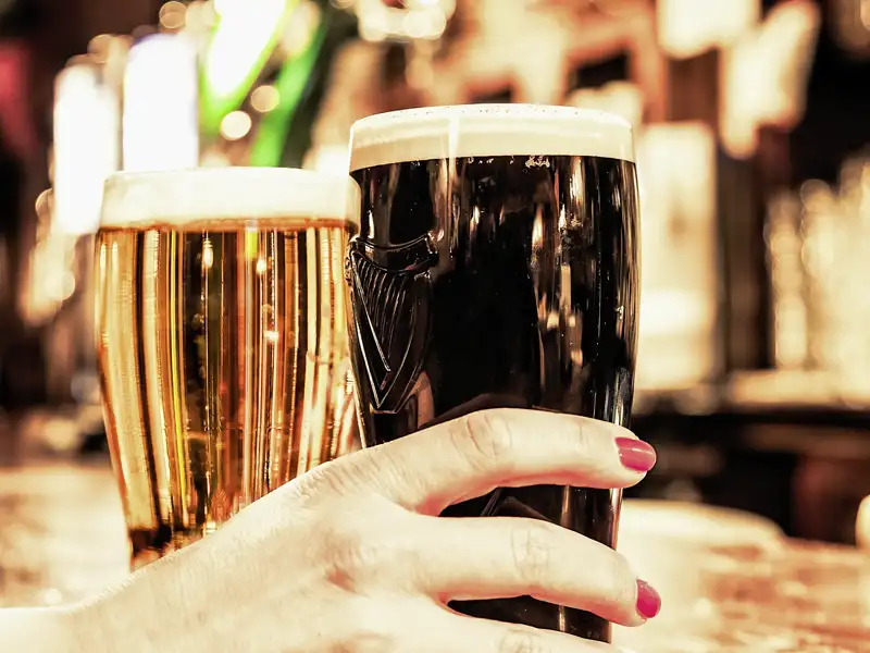 Auf der Studiosus-Singlereise nach Irland haben Sie die Chance, Irlands Biere in einem irischen Pub zu probieren.