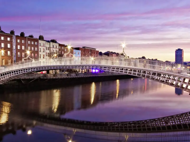 Diese me&more-Silvesterreise für Singles und Alleinreisende führt uns nach Dublin. Die Half Penny Bridge ist eines der beliebtesten Fotomotive der irischen Hauptstadt.