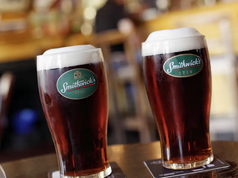 Auf unserer Silvesterreise für Singles und Alleinreisende nach Dublin kosten wir irisches Ale. Ob das Smithwick's gut schmeckt? Probieren Sie es aus!