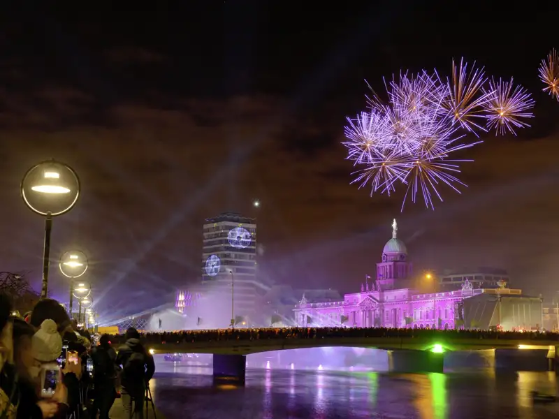 Gemeinsam mit anderen Singles und Alleinreisenden feiern wir Silvester in Dublin und erleben auf dieser me&more-Reise dort das Feuerwerk zur Jahreswende.