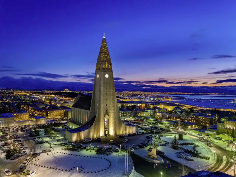 Auf unserer Silvesterreise für Singles und Alleinreisende nach Reykjavik bummeln wir durch die Gassen und schauen bei der imposanten Hallgrimskirche vorbei.
