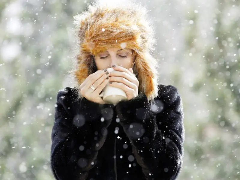 Es wird kalt auf der Silvesterreise für Singles und Alleinreisende ins winterliche Island. Eine Tasse Tee erwärmt die Gemüter.