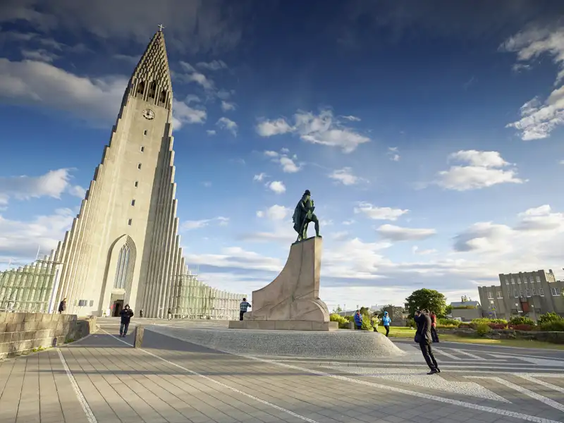 Auf unserer Rundreise für Singles und Alleinreisende durch Island haben wir Gelegenheit, vor der spacigen Hallgrimskirche, das Wahrzeichen von Reykjavik, zu posen - ein beliebtes Fotomotiv.