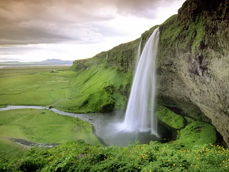 Ein spektakulärer Wasserfall inmitten einer grünen Landschaft. Immer wieder fasziniert uns auf unserer Rundreise für Singles und Alleinreisende über die Insel die ursprüngliche Natur.