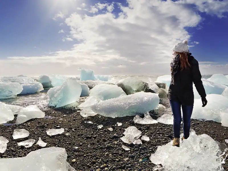 Auf unserer Rundreise durch Island für Singles und Alleinreisende begegnen uns die unterschiedlichsten Naturphänomene, definitiv ein Highlight sind die Diamanten aus Eis am schwarzen Strand.
