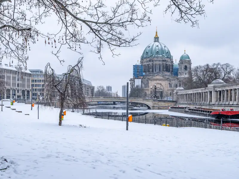 Die Museumsinsel im Herzen Berlins entdecken wir auf unserem Spaziergang durch die Mitte Berlins, wo wir mit anderen Singles und Alleinreisenden Silvester verbringen.
