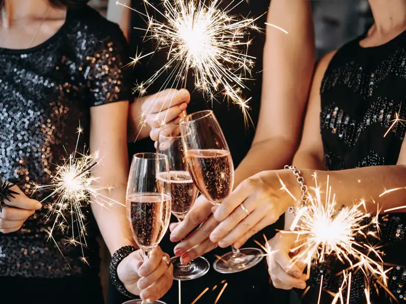 Auf unserer Silvesterreise für Singles und Alleinreisende stoßen wir an Silvester gemeinsam auf das neue Jahr an.